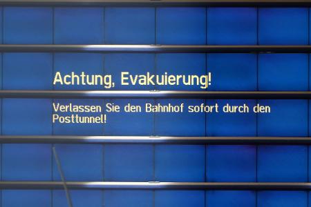 Alle Bahnfahrgäste mussten den Hauptbahnhof sofort verlassen, später gab es Entwarnung.