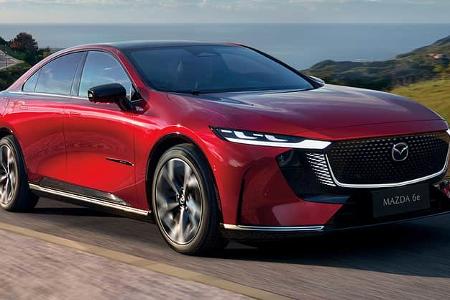 Mazda6e EV in der hochwertigen TAKUMI PLUS Ausstattung in der Farbe Soul Red Crystal 