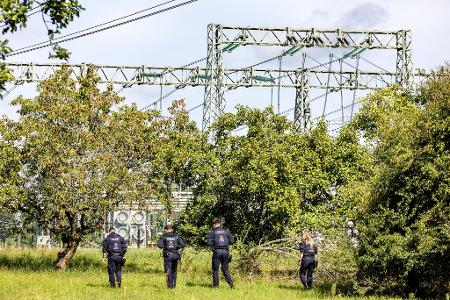 In Südbrandenburg durchkämmen Polizisten die Umgebung des Umspannwerks. 