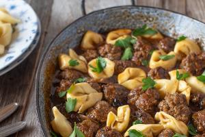 Hackbällchen mit Tortellini und Pilzen