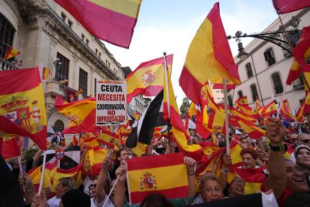 In Spaniens Nordafrika-Exklave Ceuta demonstrierten Tausende für eine Rückkehr zur Normalität und zum Verbleib bei Spanien.