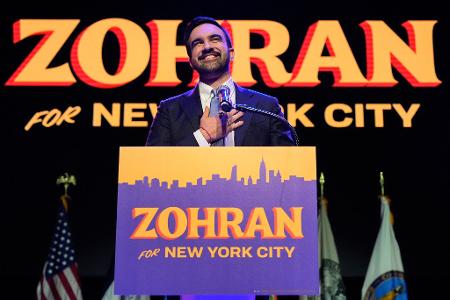 New Yorks linker Bürgermeister Zohran Mamdani, der seit Anfang 2026 die bevölkerungsreichste US-Stadt regiert, sucht einen neuen Umgang mit KI an Schulen. (Archivbild)