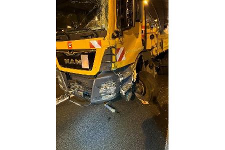 Bild des geschädigten LKW durch Polizei gefertigt