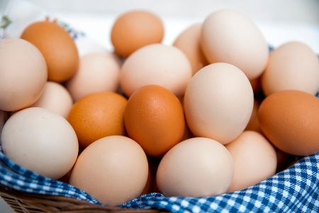 Eier in verschiedenen Brauntönen in einem Korb