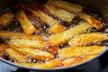 Pommes in heißem Öl