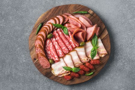 Verschiedene Wurstsorten auf einem Holzbrett
