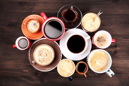 Verschiedene Sorten Kaffee in Tassen