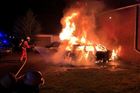 Die Feuerwehr konnte verhindern, dass das Feuer auf das Wohnhaus übergriff.
