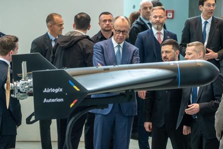 Diese Drohne von Auterion und Airlogix hat eine Reichweite von bis zu 1500 Kilometern. Im April führte sie Auterion-Chef Lorenz Meier (ganz inks, seitlich von hinten zu sehen) Bundeskanzler Friedrich Merz (CDU) und dem ukrainischen Präsident Wolodymyr Selenskyj vor.