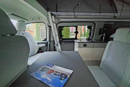 Neuer Westfalia Kipling auf Ford Transit Custom Innen, Sitzbank und Tisch, Blick auf Küche