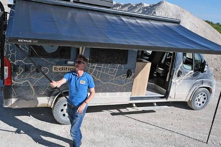 Markise, Campingbus, Mann