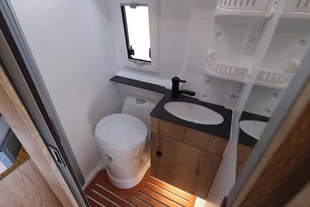 WC, Dusche, Waschbecken, schwarze Armaturen, Seitliches Fenster