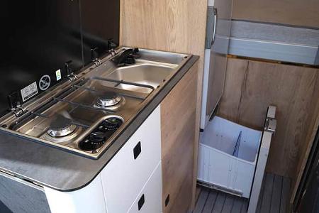 Küche, Gaskocher Spüle, Kühlschrank, offenes Tiefkühlfach