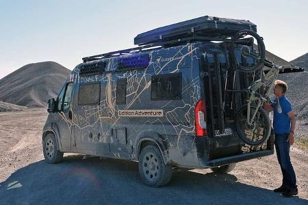 Außenaufnahme, Campingbus, Höherlegung, Dachzelt, Fahrradträger, Mann, Kiesgrube 