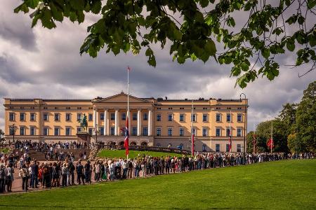 Trauer um König Harald: Norweger warten stundenlang für letzten Gruß
