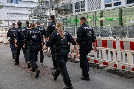 Nicht nur die Attacken auf die Stromversorgung und die Bahn häufen sich, auch Rüstungsunternehmen müssen sich zunehmend Gedanken um ihre Sicherheitsvorkehrungen machen. 
