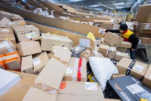 2025 wickelten die europäischen Zollämter nach Angaben der EU-Staaten rund sechs Milliarden Pakete von Onlinehändlern ab. (Symbolbild)
