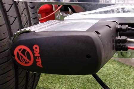 Der Rangierantrieb Alko Mammut Glaxy mit Werkzeugakkus aus dem Baumarkt fährt auch mit 18 Volt Spannung.