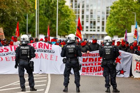 Köln: Demonstranten blockieren vor der Lüttich-Kaserne im Rahmen des Klimacamps „Rheinmetall entwaffnen“