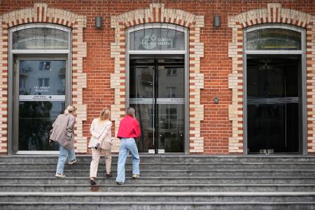 Kulturhaus im Blick – Besucher betreten das Goethe-Institut in Moskau