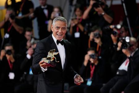 George Clooney posiert bei der 83. Ausgabe der Filmfestspiele von Venedig mit dem Goldenen Löwen für sein Lebenswerk vor den Fotografen.