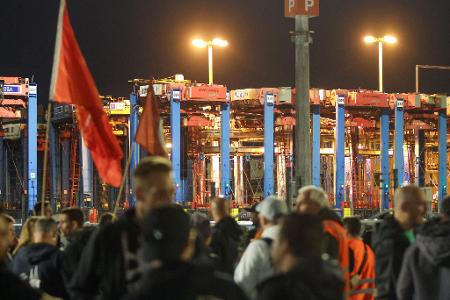 Mitarbeiter stehen im Rahmen eines Warnstreiks am Containerterminal Burchardkai (CTB) im Hamburger Hafen.