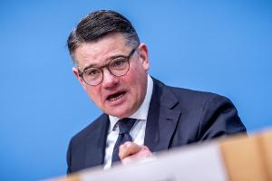 Boris Rhein (CDU), Ministerpräsident von Hessen, pocht auf den Verbleib der Commerzbank in Frankfurt. (Archivbild)