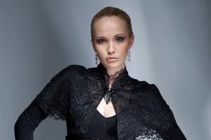 Sinnlich schön: Dark-Romance-Looks machen den Herbst romantisch
