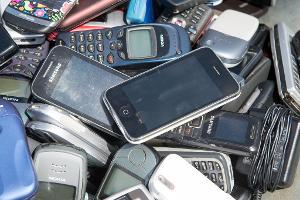 In ausrangierten Smartphones stecken noch wertvolle Rohstoffe. (Archivfoto)
