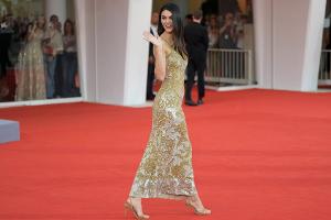 Kendall Jenner feiert Venedig-Debüt in Kleid aus ihrem Geburtsjahr