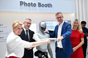 Beim Eröffnungsrundgang zur diesjährigen IFA wurde den Politikern unter anderem ein Roboter der Marke Xiaomi präsentiert.
