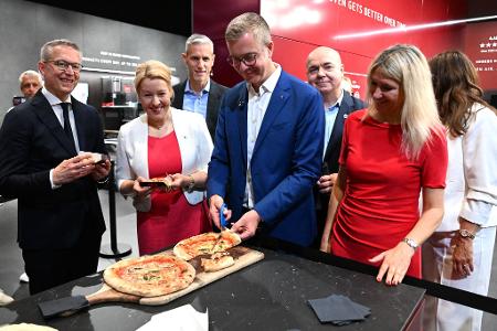 Fast wie bei der Grünen Woche: An mehreren Stationen konnten sich die Politiker über Stärkungen freuen, unter anderem gab es Pizza aus einem smarten Ofen. 