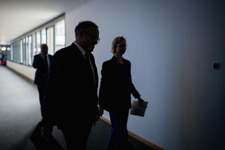 Trotz der Parteiaustritte von BSW Abgeordneten wollen Mario Voigt (CDU, l) und Katja Wolf weiterregieren.