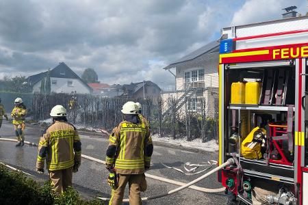 Heckenbrand in Windhagen am Freitagmittag.