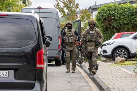 Polizisten bei der Fahndung nach einem Mann, der die Bekennerschreiben zu Sabotageakten an Umspannwerken verfasst haben soll.