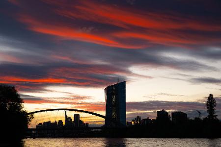 Das letzte Licht des Tages lässt die Wolken über der Europäischen Zentralbank (EZB) in Frankfurt rot leuchten.