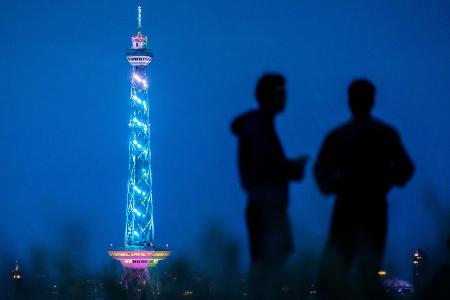 Der Funkturm in Berlin, hier gesehen vom Drachenberg aus, wird im Rahmen der offiziellen IFA-Eröffnungsgala an seinem 100. Geburtstag bunt beleuchtet.