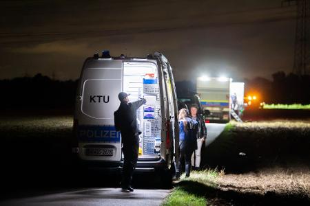 Kriminaltechniker arbeiten am Umspannwerk in Dormagen, nachdem hier ein verdächtiger Gegenstand entdeckt wurde.