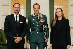 Norwegens neuer König und Thronfolgerin nehmen Kondolenzen entgegen