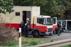 Dieser zu einem Wohnwagen umgebaute Lastwagen soll vom Tatverdächtigen sein. Die Polizei fand ihn dort nicht.