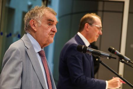 NRW-Innenminister Herbert Reul (CDU, links) trat an der Seite seines Amtskollegen aus Berlin, Bundesinnenminister Alexander Dobrindt (CSU), vor die Presse.
