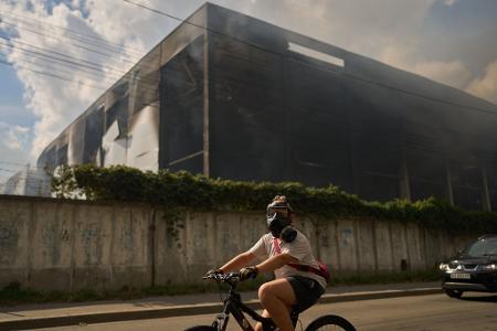 Krieg in der Ukraine - mit Gasmaske auf dem Fahrrad
