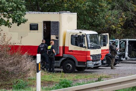 Dieser zu einem Wohnwagen umgebaute Lkw soll dem Tatverdächtigen gehören.