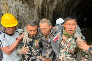 Rettungskräfte tragen einen Überlebenden der Sturzflutkatastrophe in Nepal.