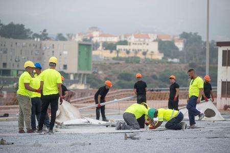 Spaniens Zentralregierung setzt sich über den Widerstand Ceutas gegen ein provisorisches Migrantenlager im Hafenbereich der Nordafrika-Exklave hinweg. 