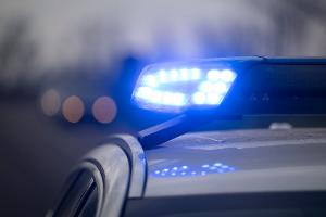Ein Blaulicht blinkt an einem Polizeiauto. (Symbolbild)