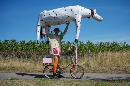 Spaß mit Pippi Langstrumpf und "Kleiner Onkel": Ein Teilnehmer beim Kalmit-Klapprad-Cup in Maikammer in Rheinland-Pfalz.