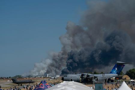 Rauch steigt auf, nachdem ein Kampfflugzeug der griechischen Luftwaffe bei einer Flugshow nördlich von Athen abgestürzt ist.