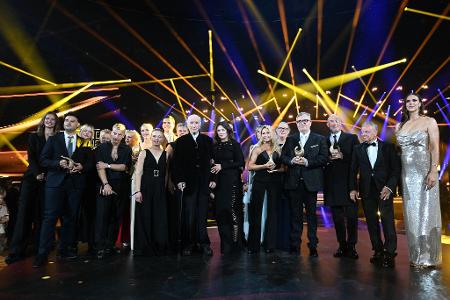 Die Preisträger stehen nach der Verleihung des Medienpreises Goldene Henne auf der Bühne. 