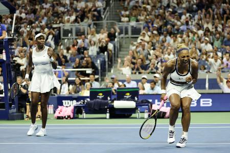 Serena Williams und Venus Williams jubeln nach einem Punktgewinn bei den US Open.
